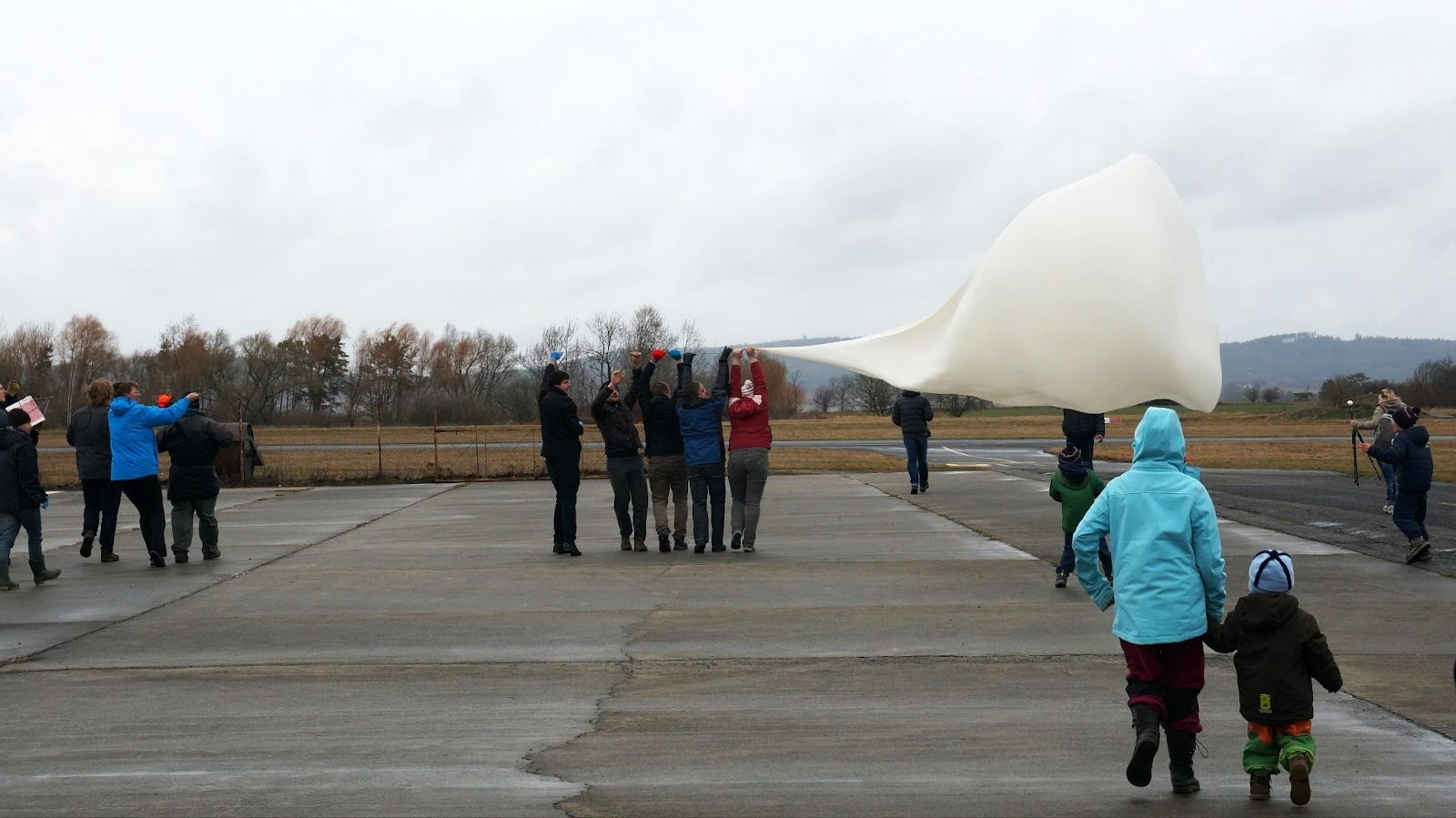 Stratospheric balloon takeoff under high wind